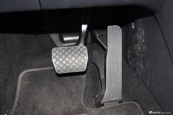 2013款途观1.8TSI自动舒适版两驱 极光白