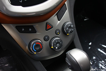 2014款爱唯欧两厢1.6L自动风尚版到店实拍