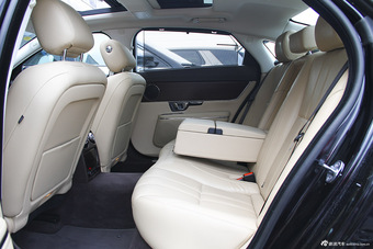 2015款捷豹XJL 2.0T两驱典雅商务版