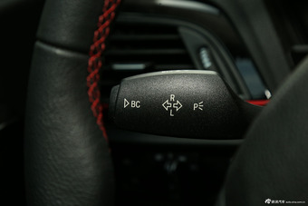 2015款宝马1系120i 1.6T自动运动设计套装