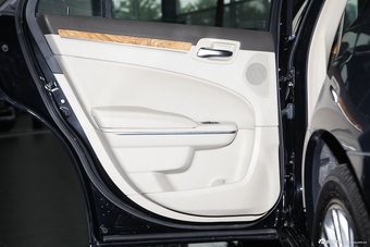 2013款克莱斯勒300C 3.6L自动尊享版