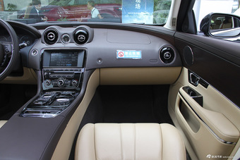 2015款捷豹XJL 2.0T两驱典雅商务版