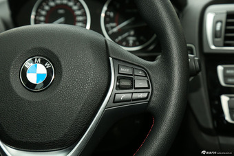 2015款宝马1系120i 1.6T自动运动设计套装