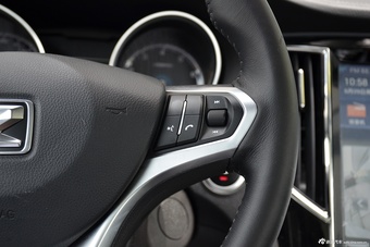 2016款众泰SR7 1.5T手动魔方之梦版