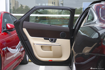 2015款捷豹XJL 2.0T两驱典雅商务版