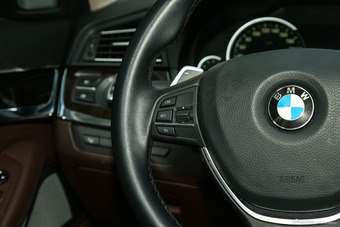 2015款宝马5系535Li 3.0T自动行政型豪华设计套装