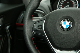 2015款宝马1系120i 1.6T自动运动设计套装