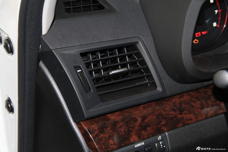 斯巴鲁新力狮内饰实拍图