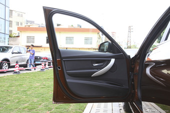 2016款宝马3系 2.0T自动320Li时尚型