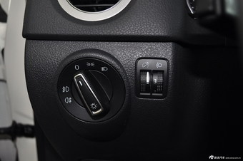 2013款途观1.8TSI自动舒适版两驱 极光白