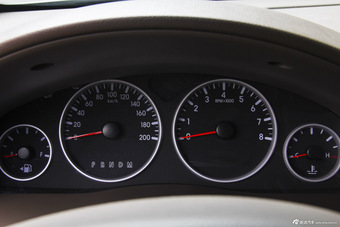 2014款GL8商务车2.4L自动经典版