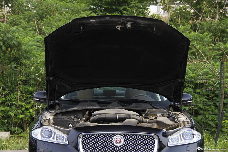 2015款捷豹XJL 2.0T两驱典雅商务版