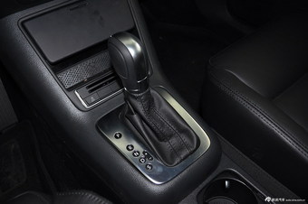 2013款途观1.8TSI自动舒适版两驱 极光白