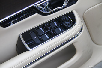 2015款捷豹XJL 2.0T两驱典雅商务版