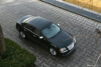 2014款克莱斯勒300C 3.0L自动卓越版