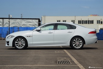 2016款捷豹XF 2.0T自动两驱R-Sport运动版