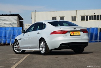 2016款捷豹XF 2.0T自动两驱R-Sport运动版