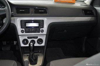 2013款朗行1.6L自动风尚型 雅致白