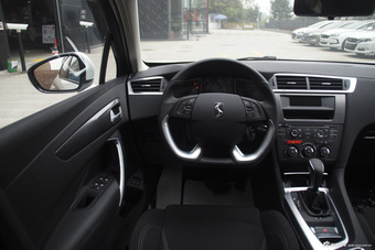 2016款DS 6 1.6T自动舒适版THP160