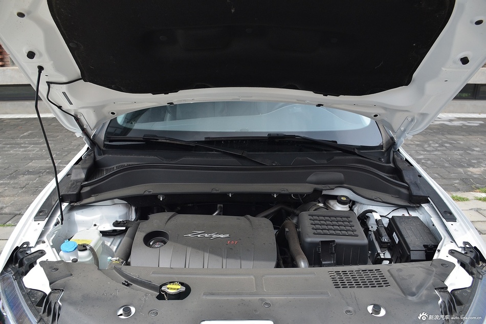 2016款众泰SR7 1.5T手动魔方之梦版