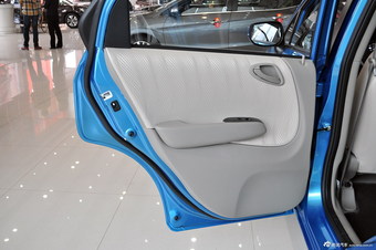 2014款理念1.3L手动舒适型 巴黎蓝