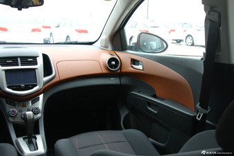 2014款爱唯欧两厢1.6L自动风尚版到店实拍