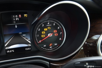 2016款奔驰V级 V260 2.0T自动尊贵版