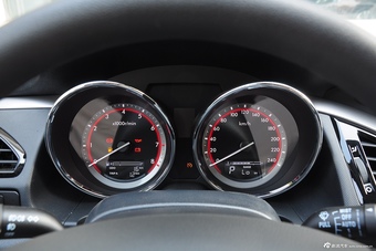 2016款奔腾B70 2.0L自动尊享型