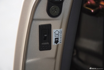 2015款菱智M3 1.6L 7座豪华型
