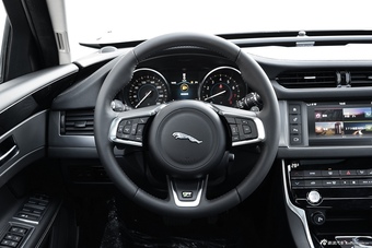 2016款捷豹XF 2.0T自动两驱R-Sport运动版