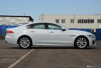 2016款捷豹XF 2.0T自动两驱R-Sport运动版