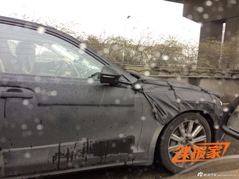 上汽大众全新中大型车路试谍照