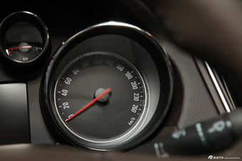 2014款君威2.0自动领先时尚型