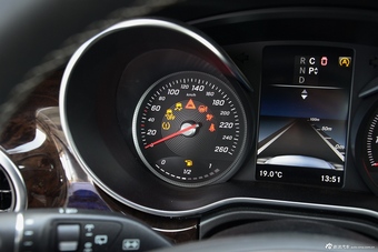 2016款奔驰V级 V260 2.0T自动尊贵版