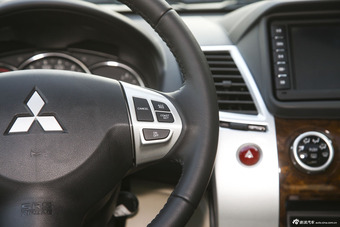 2013款帕杰罗·劲畅3.0L 自动四驱旗舰版