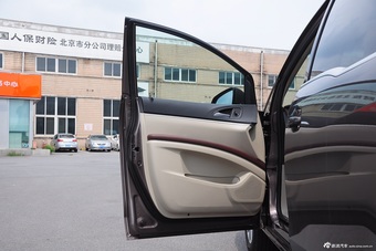 2015款GL8商务车2.4L豪华商务尊享版