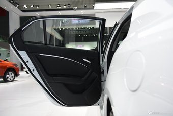 2015上海车展：奔腾B90