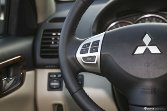 2013款帕杰罗·劲畅3.0L 自动四驱旗舰版