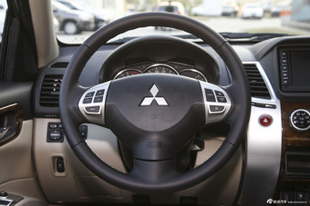 2013款帕杰罗·劲畅3.0L 自动四驱旗舰版