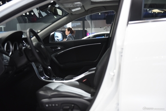 2015上海车展：奔腾B90