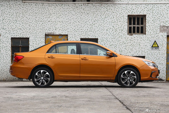 2015款比亚迪秦1.5T自动双冠旗舰Plus版