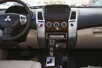 2013款帕杰罗·劲畅3.0L 自动四驱旗舰版