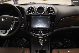 2015款比亚迪S7升级版2.0T自动尊贵型