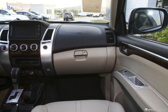 2013款帕杰罗·劲畅3.0L 自动四驱旗舰版