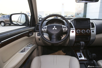 2013款帕杰罗·劲畅3.0L 自动四驱旗舰版