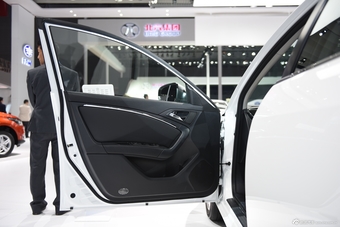 2015上海车展：奔腾B90