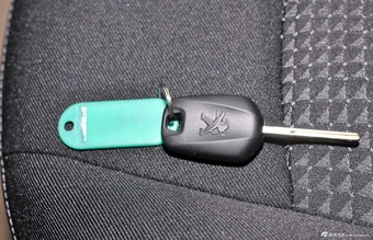 2013款东风标致301 1.6L自动豪华版