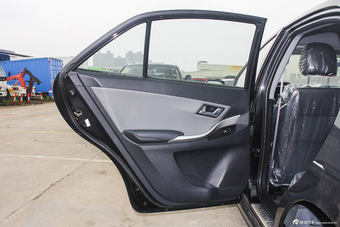 2016款众泰Z300 1.5L手动豪华型
