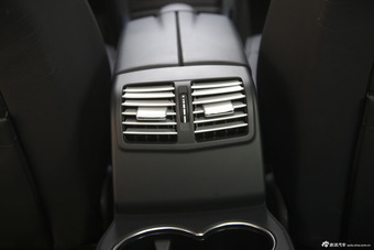 2015款奔驰E260L 2.0T自动豪华型运动轿车
