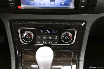 2015款众泰T600 2.0T手动尊贵型 家用版